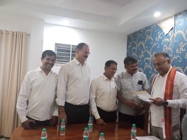 Catholic Sabha submits request to Minister Gundu Rao  seeking postponement SSLC Evaluation during Ho