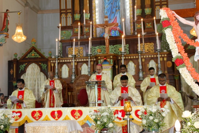 Milagres Cathedral observes Udupi Diocesan blessings of Holy Oils, Chrism Mass and Priest Day
