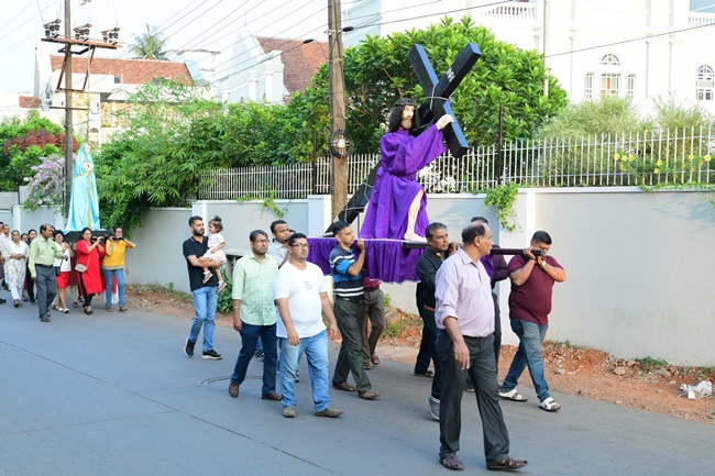 Passion and suffering of Lord Jesus meditated by the Parishioners of Milagres Church, Mangalore
