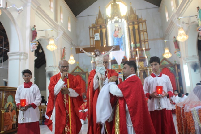 Milagres Cathedral, Kallianpur observes Good Friday with deep devotion