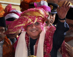 Zardari offers prayers at Dargah Sharif, announces $1 million donation