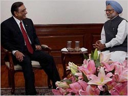 Manmohan brings up Saeed issue ’upfront’ with Zardari