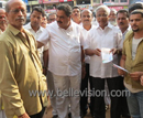 Mangalore: Cong Veteran Ramanath Rai & MLA J R Lobo woo auto drivers around city