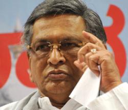 Karnataka polls: Krishna attacks Cong candidate selection