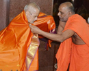 Mumbai: Odiyoor Swami Gurudevand pays courtesy visit to Pejawar Swami Vishvesha in metro