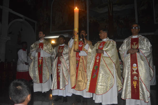 Easter Vigil and Solemn Mass Proclaims the Resurrection of Jesus Christ in St. Lawrence Church, Mood