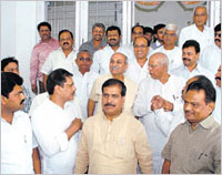 K’taka crisis subsides, nine ministers withdraw resignations