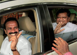 DVS resigns, Shettar to be new Karnataka CM