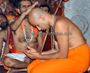 Udupi: Swami Vishwapriya ceremoniously anoints successor Swami Eshapriya at Kunjarugiri