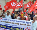 Udupi:  Agricultural workers  gherao Taluk Panchayats demanding land for housing