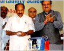 Moily unveils 5kg cooking gas cylinder in Bangalore