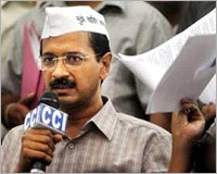 Now Kejriwal threatens to gherao Sonia over Khurshid ’scam’