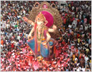 Mumbai: Entire Humanity turns up in Celebrating Ganeshotsav in metro