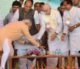 Advani, Modi share dias, warmth missing