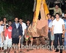 M’lore: Samaritans Work Thro’ Night in Filling Pot-holes on Old Pumpwell & Bypass Road, Kankan