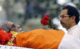 Remove Thackeray’s makeshift memorial