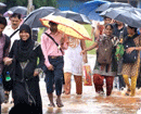 Heavy rain lashes Mumbai, people advised to stay home